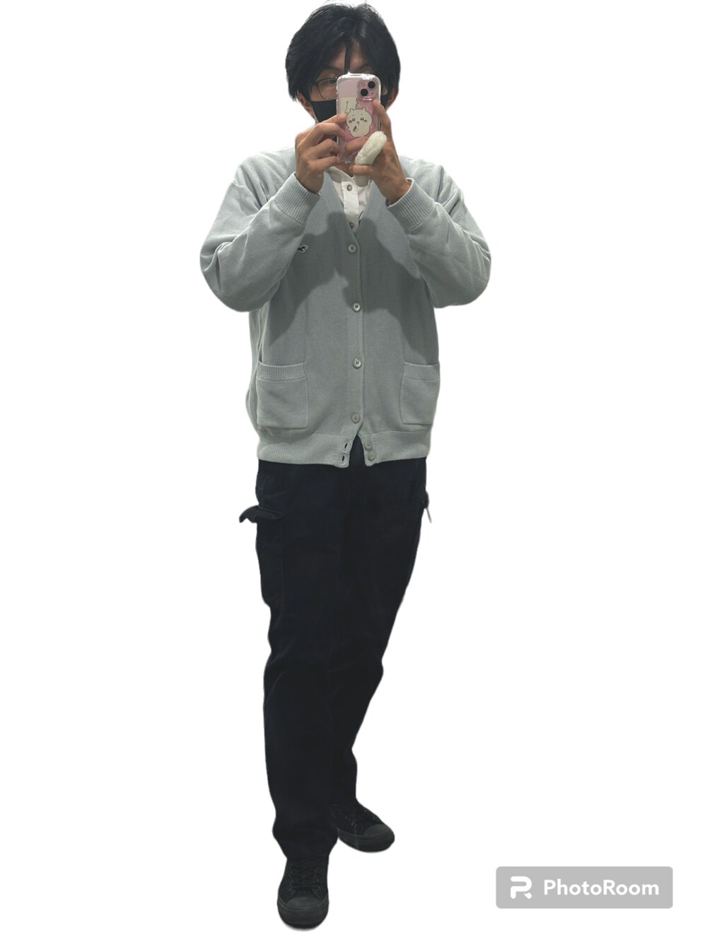 ブラック系のスニーカー、ブラック系のカーゴパンツ、ブラック系のスーツベストを着用したメンズの秋コーディネートの3枚目の写真