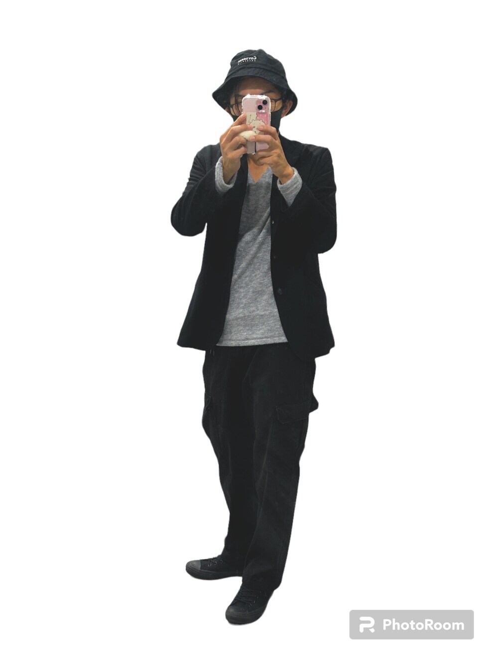 ブラック系のスニーカー、グレー系のカーゴパンツ、グレー系のニット/セーターを着用したメンズの秋コーディネートの3枚目の写真