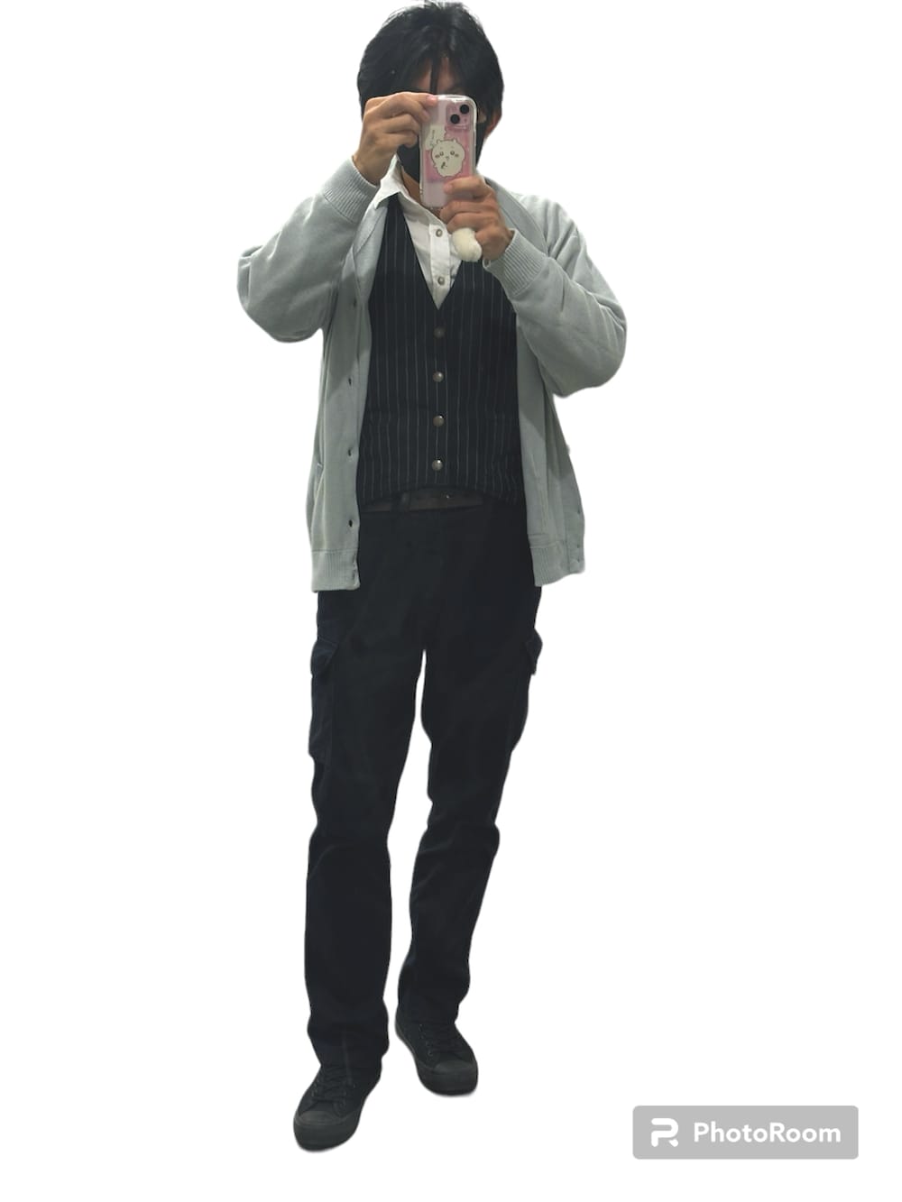 ブラック系のスニーカー、ブラック系のカーゴパンツ、ブラック系のスーツベストを着用したメンズの秋コーディネートの2枚目の写真