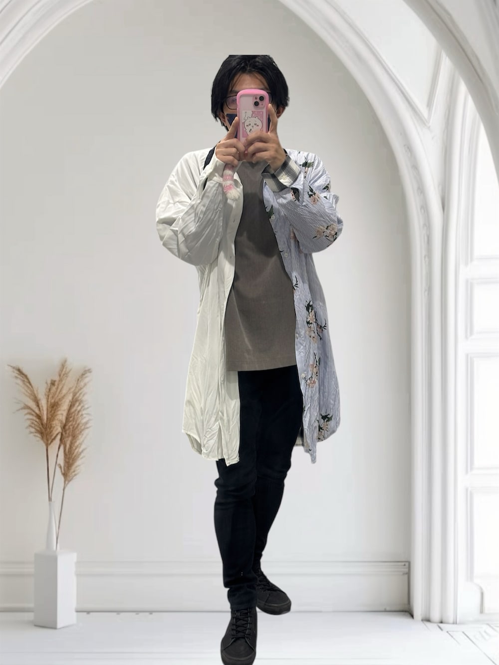 「ロングシャツ、スニーカー、シャツスタイル、春めき満開コーデ、いいね、save、フォローお願いします🤑、おしゃれさんと繋がりたい」｜「VANSのアイテム（スニーカー、ブラック系）」を使った、つばささん（メンズ・171cm）の春コーディネートの2枚目の写真