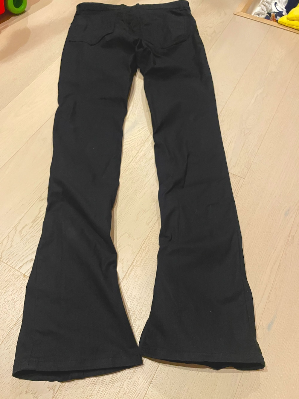 ブラック系のスニーカー、ブラック系のチノパンツ、ブルー系のTシャツ/カットソーを着用したメンズの夏コーディネートの2枚目の写真