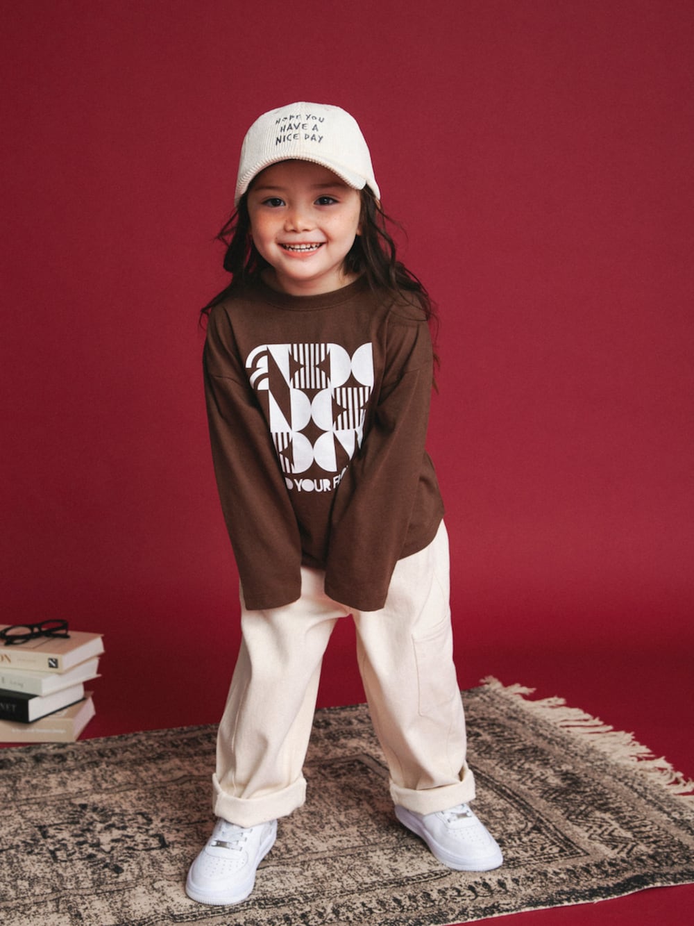 ブラウン系のその他アウター、ブラウン系のTシャツ/カットソー、ホワイト系のその他パンツを着用したキッズの秋コーディネートの2枚目の写真