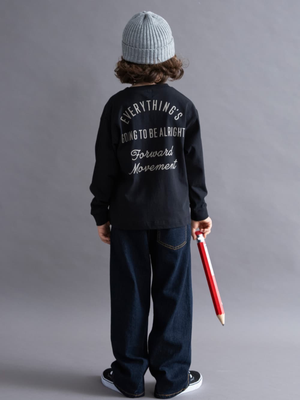 ブラック系のTシャツ/カットソー、ブルー系のデニムパンツを着用したキッズの秋コーディネートの2枚目の写真