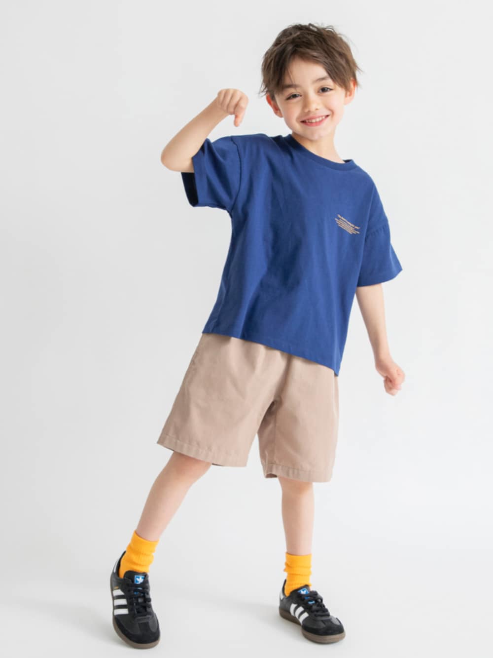 ブルー系のTシャツ/カットソー、ベージュ系のその他パンツを着用したキッズの夏コーディネートの2枚目の写真