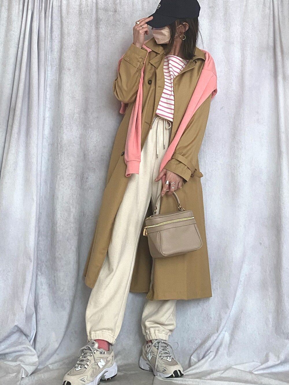 「ピンク、ピンクコーデ、GU、しまむら、UNIQLO、apresjourmignon、キャップ、ボーダー、トレンチコート、スウェットパンツ、バニティバッグ、カラーソックス、New Balance、プチプラ」｜「apres jour mignonのボーダートップス【ZOZOTOWN限定アイテム】（Tシャツ/カットソー、ホワイト系）」を使った、♥︎ 𝕃𝕆𝕍𝔼 ♥︎さん（レディース・163cm）の冬コーディネートの2枚目の写真