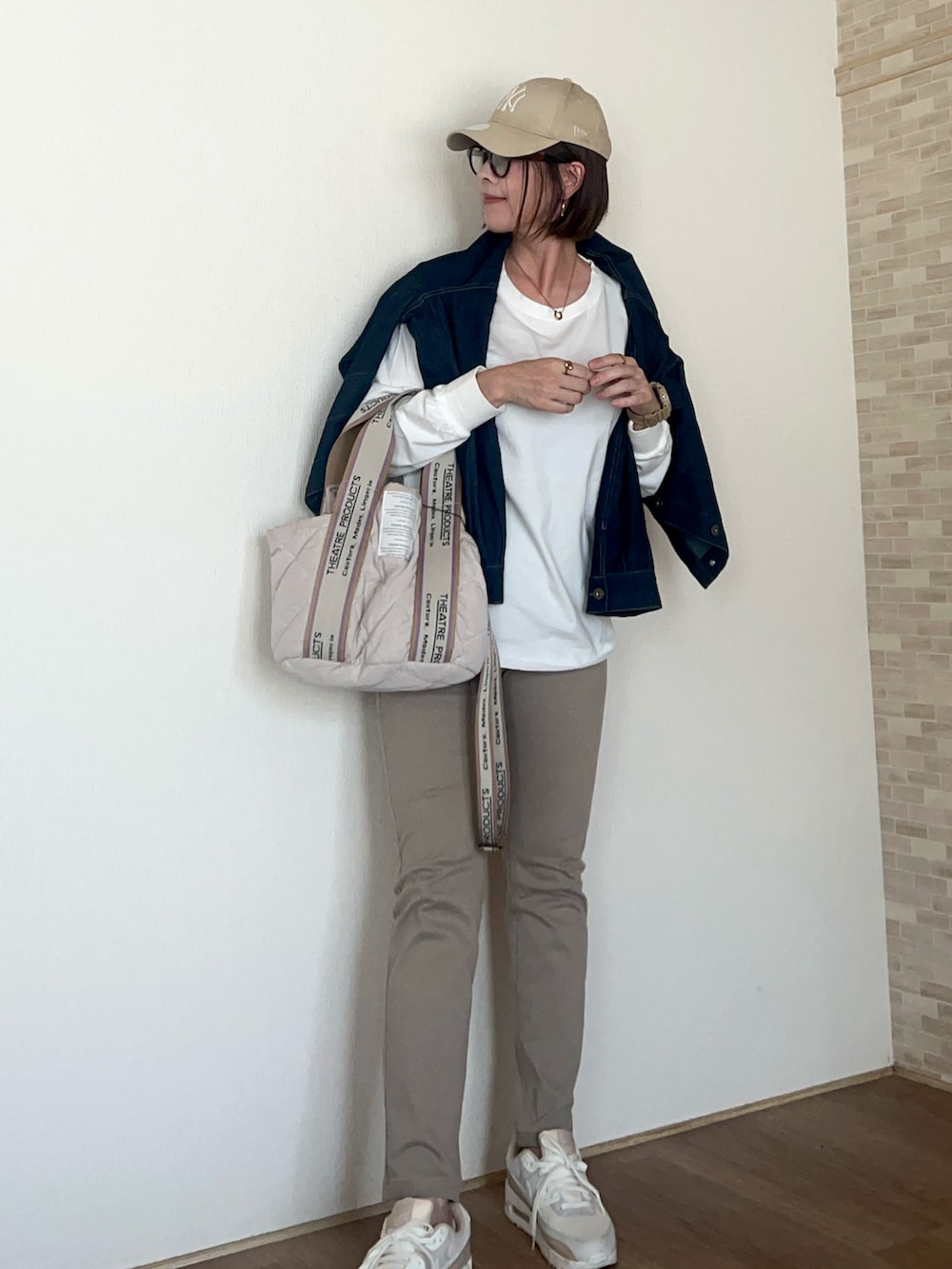 ホワイト系のTシャツ/カットソー、ホワイト系のスニーカー、ブルー系のブルゾンを着用したレディースの秋コーディネートの3枚目の写真
