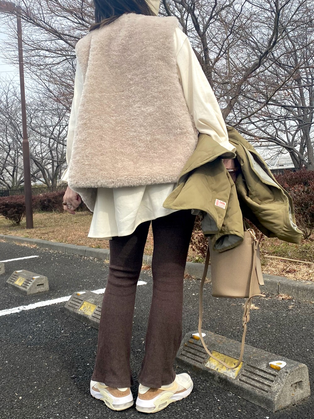「reca、タックスリーブ、フレア、リブパンツ、スリットパンツ、ファーベスト、しまむら、ショルダーバッグ、ワントーンコーデ、レイヤードスタイル、淡色コーデ、NIKE、エアマックス」｜「recaのタックスリーブフレアカットソー（Tシャツ/カットソー、ホワイト系）」を使った、♥︎ 𝕃𝕆𝕍𝔼 ♥︎さん（レディース・163cm）の冬コーディネートの2枚目の写真