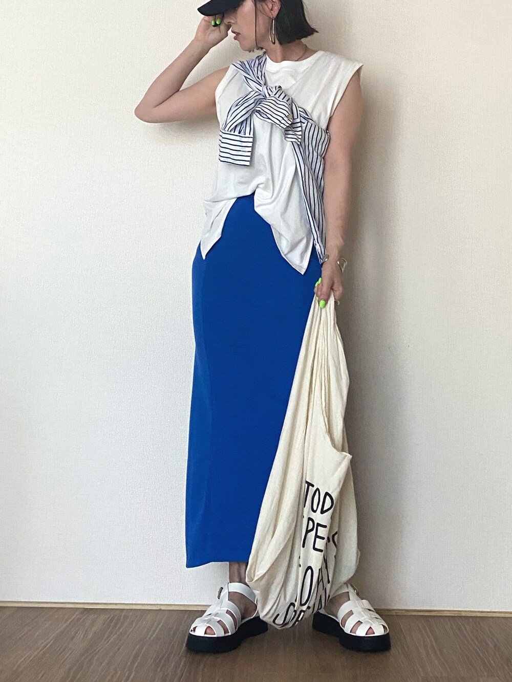 ブルー系のスカート、ホワイト系のTシャツ/カットソー、ブルー系のシャツ/ブラウスを着用したレディースの夏コーディネートの2枚目の写真