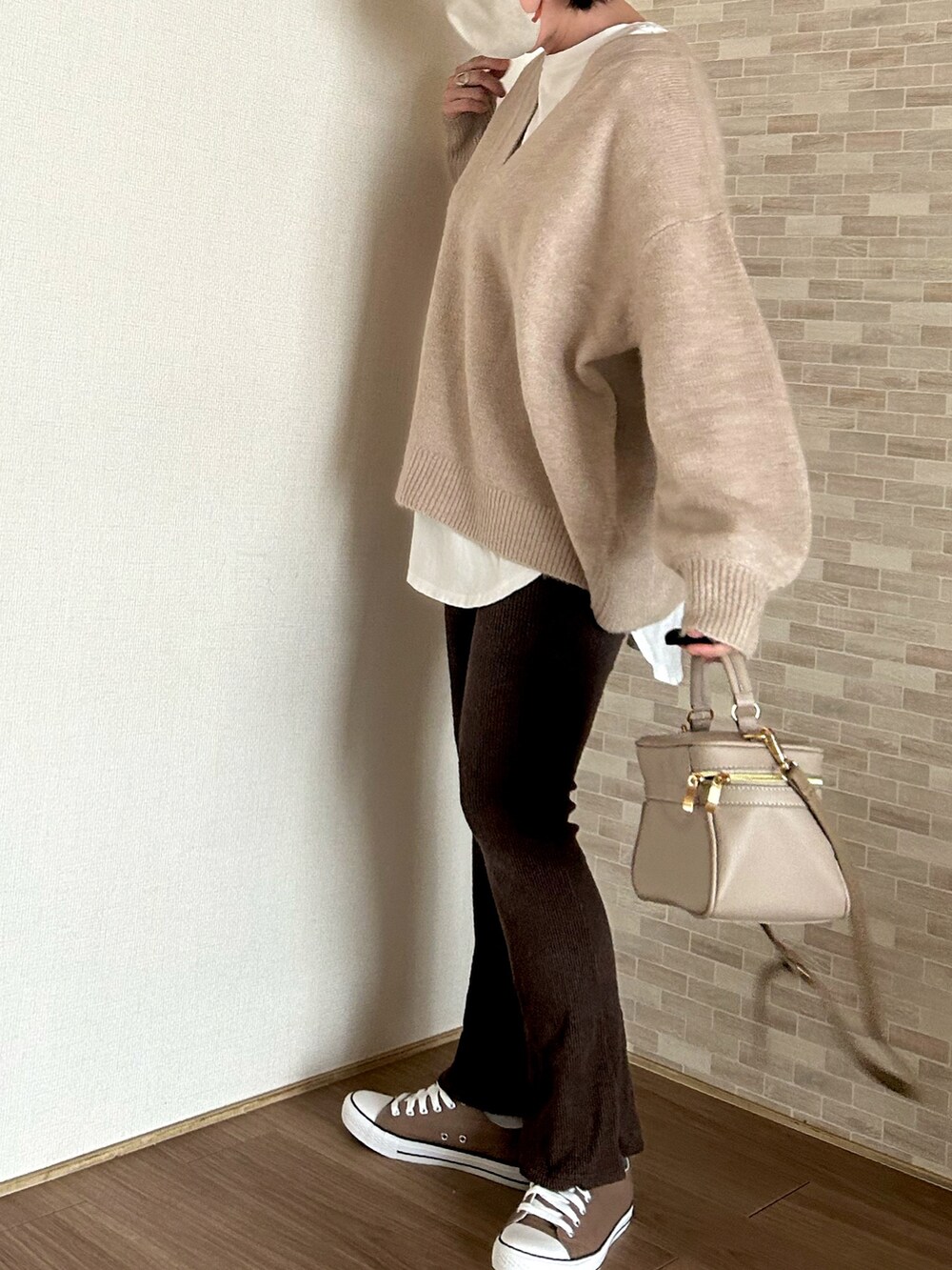 「reca、ニット、Vネック、Vネックニット、レイヤードスタイル、リブパンツ、フレアパンツ、ワントーンコーデ、ベージュコーデ、バニティバッグ、スニーカー」｜「recaのディープVネックニットプルオーバー（ニット/セーター、ベージュ系）」を使った、♥︎ 𝕃𝕆𝕍𝔼 ♥︎さん（骨格ウェーブ・レディース・163cm）の冬コーディネートの2枚目の写真