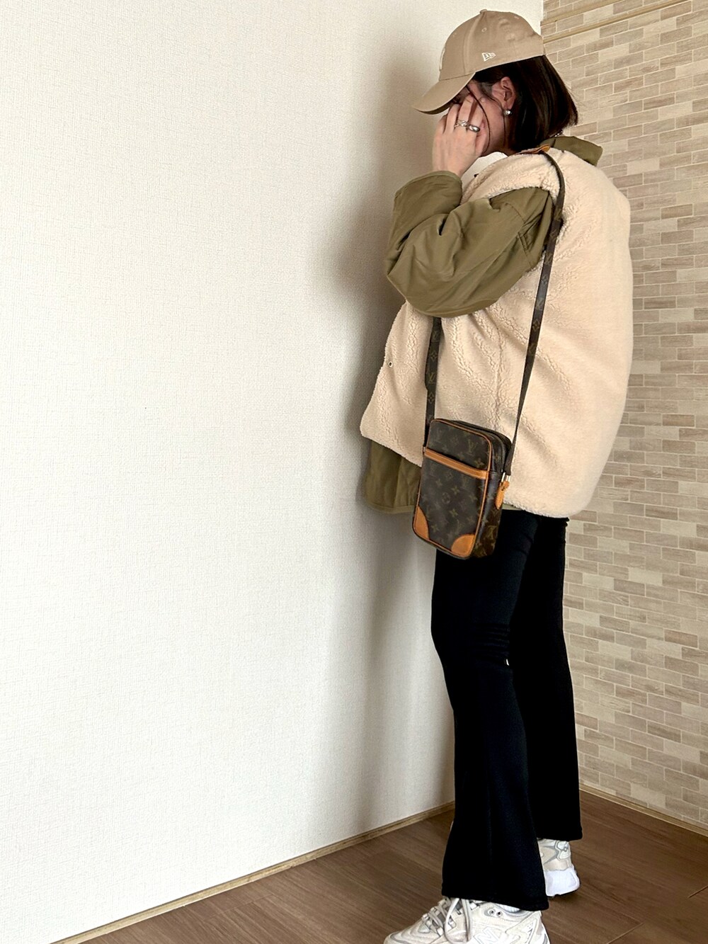 「reca、フレアパンツ、ボーダートップス、ボアベスト、キルティングベスト、ベスト、レイヤードスタイル、キルティングジャケット、キャップ、NEW ERA、ニューバランス、ルイヴィトン、秋冬コーデ、オーバーサイズ、きれいめカジュアル」|「recaの裏起毛フレアパンツ(その他パンツ、ブラック系)」を使った、♥︎ 𝕃𝕆𝕍𝔼 ♥︎さん(骨格ウェーブ・レディース・163cm)の秋コーディネートの2枚目の写真