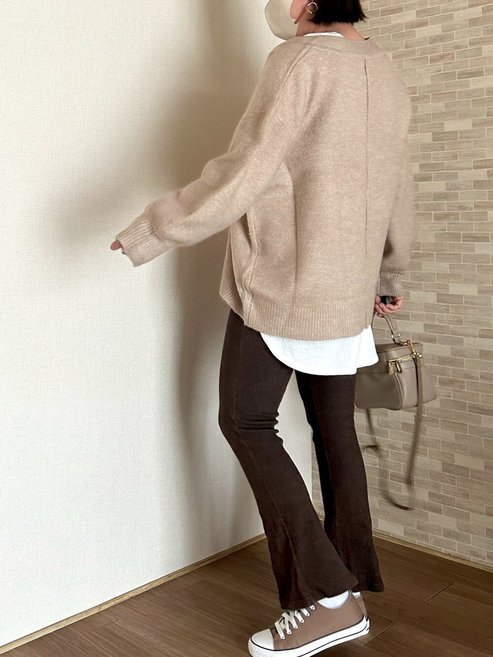 「reca、ニット、Vネック、Vネックニット、レイヤードスタイル、リブパンツ、フレアパンツ、ワントーンコーデ、ベージュコーデ、バニティバッグ、スニーカー」｜「recaのディープVネックニットプルオーバー（ニット/セーター、ベージュ系）」を使った、♥︎ 𝕃𝕆𝕍𝔼 ♥︎さん（骨格ウェーブ・レディース・163cm）の冬コーディネートの3枚目の写真