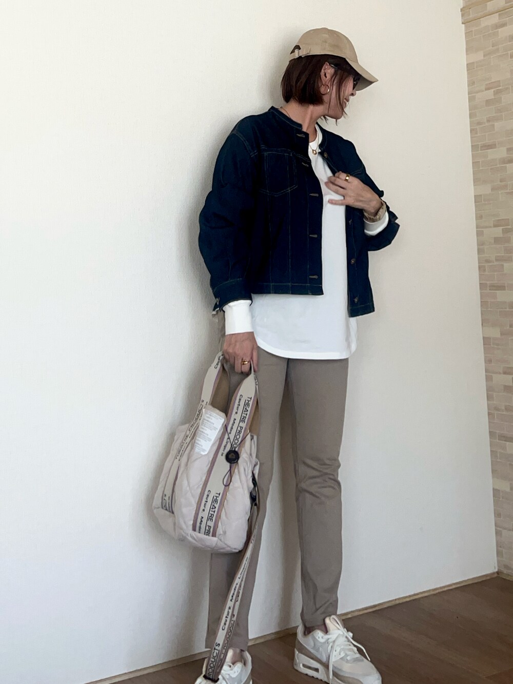 ホワイト系のTシャツ/カットソー、ホワイト系のスニーカー、ブルー系のブルゾンを着用したレディースの秋コーディネートの2枚目の写真