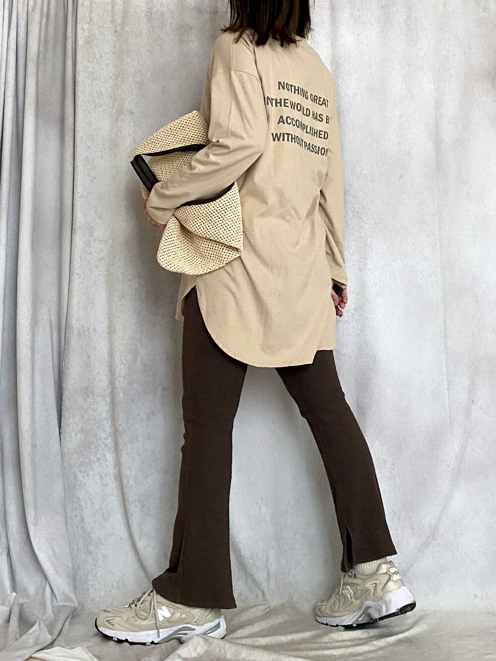 「バックロゴ、ロゴT、ロンT、リブレギンス、フレアパンツ、New Balance、ワントーンコーデ、マルシェバッグ、3coins、大人カジュアル」｜「recaのバッグロゴプリントロンT（Tシャツ/カットソー、ベージュ系）」を使った、♥︎ 𝕃𝕆𝕍𝔼 ♥︎さん（レディース・163cm）の春コーディネートの2枚目の写真