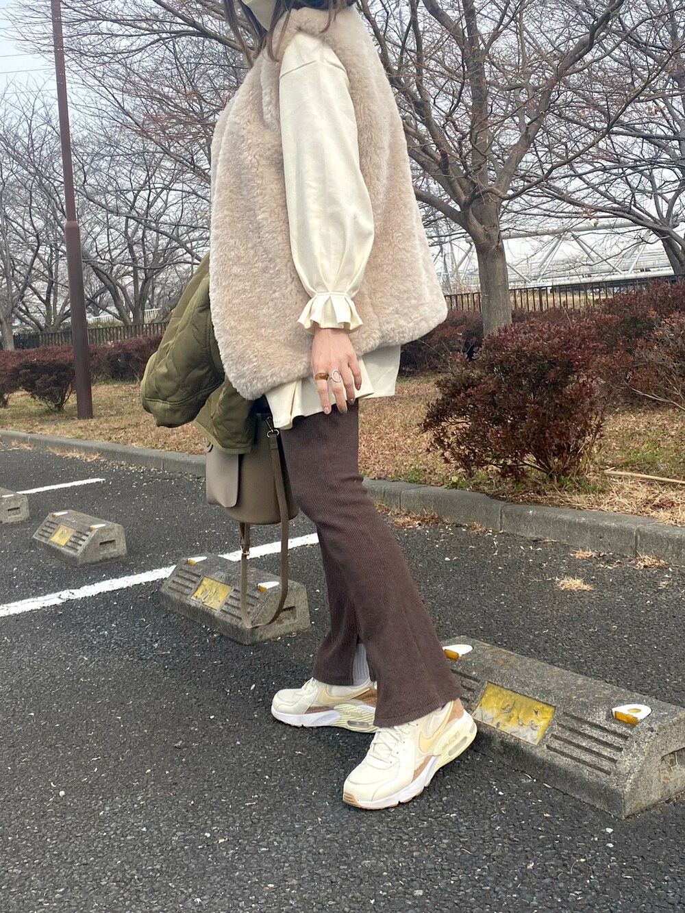 「reca、タックスリーブ、フレア、リブパンツ、スリットパンツ、ファーベスト、しまむら、ショルダーバッグ、ワントーンコーデ、レイヤードスタイル、淡色コーデ、NIKE、エアマックス」｜「recaのタックスリーブフレアカットソー（Tシャツ/カットソー、ホワイト系）」を使った、♥︎ 𝕃𝕆𝕍𝔼 ♥︎さん（レディース・163cm）の冬コーディネートの3枚目の写真