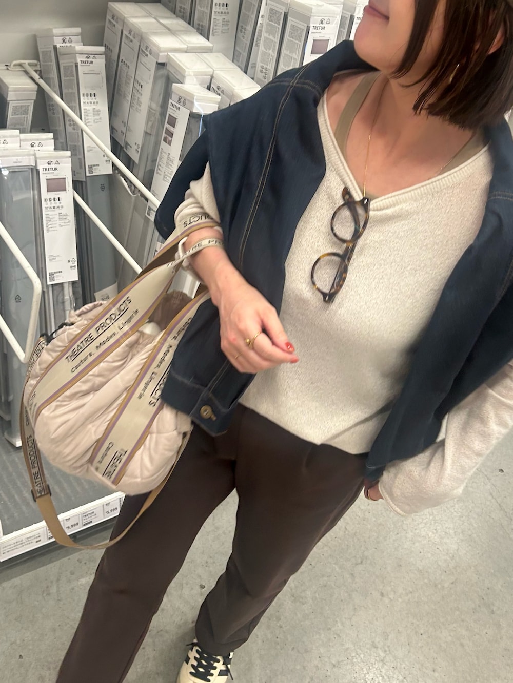 ブルー系のデニムジャケット、ブラウン系のその他パンツ、ベージュ系のスニーカーを着用したレディースの秋コーディネートの4枚目の写真