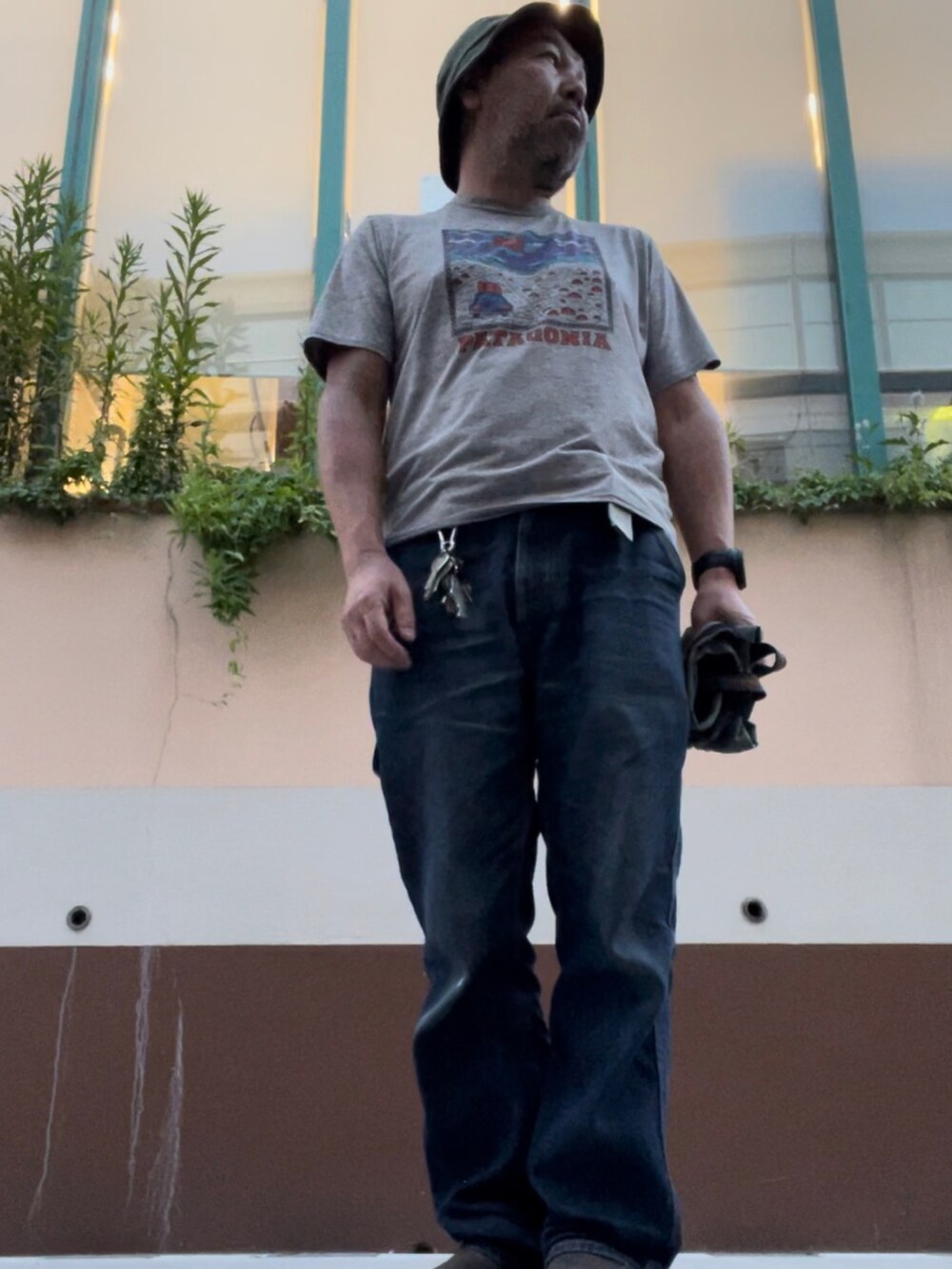 「雨の日コーデ、パタゴニア、patagonia」｜「patagoniaのMen's Hemp Denim 5-Pocket Pants （デニムパンツ、ブルー系）」を使った、G'58さん（メンズ・177cm）の春コーディネートの2枚目の写真