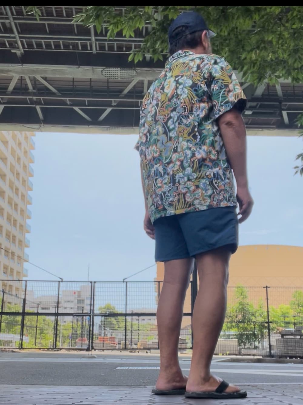 その他のシャツ/ブラウス、ブラック系のサンダル、ブルー系の水着を着用したメンズの夏コーディネートの2枚目の写真