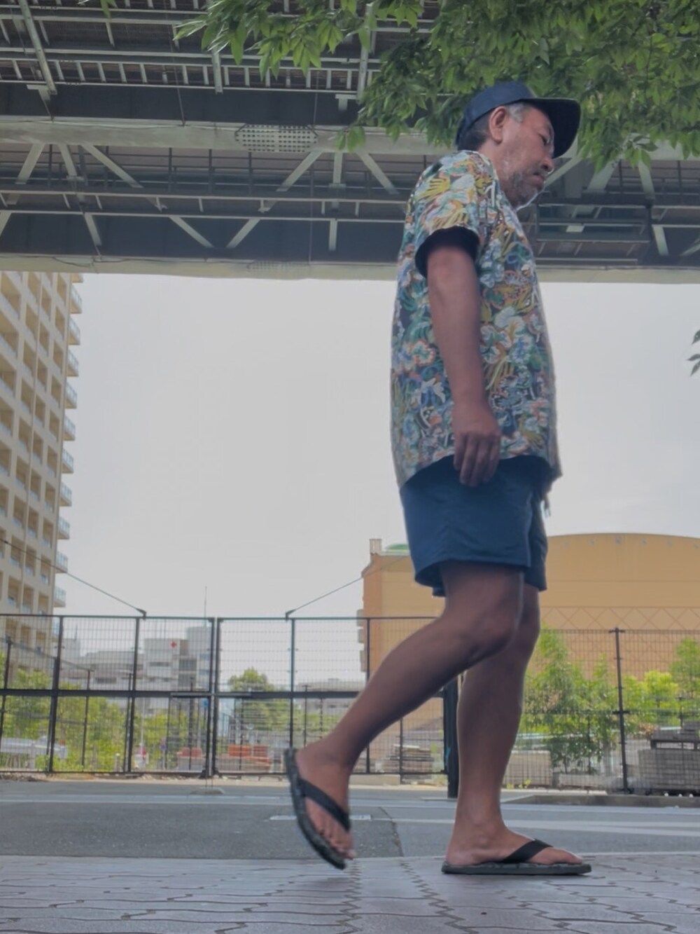 その他のシャツ/ブラウス、ブラック系のサンダル、ブルー系の水着を着用したメンズの夏コーディネートの4枚目の写真