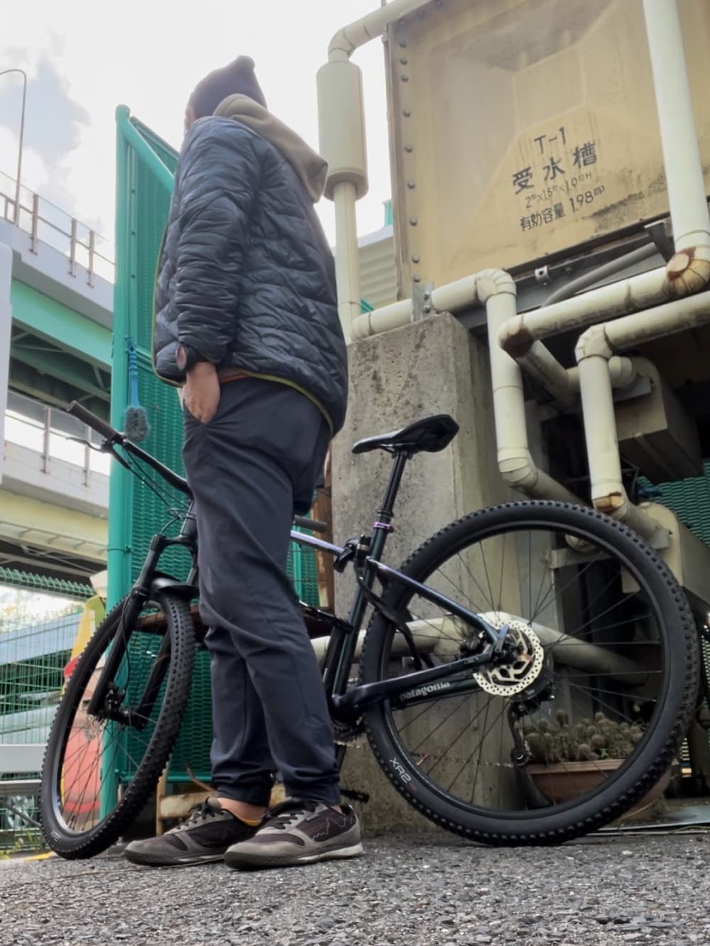 ベージュ系のパーカー、ブルー系のその他アウター、ブルー系のその他パンツを着用したメンズの秋コーディネートの3枚目の写真