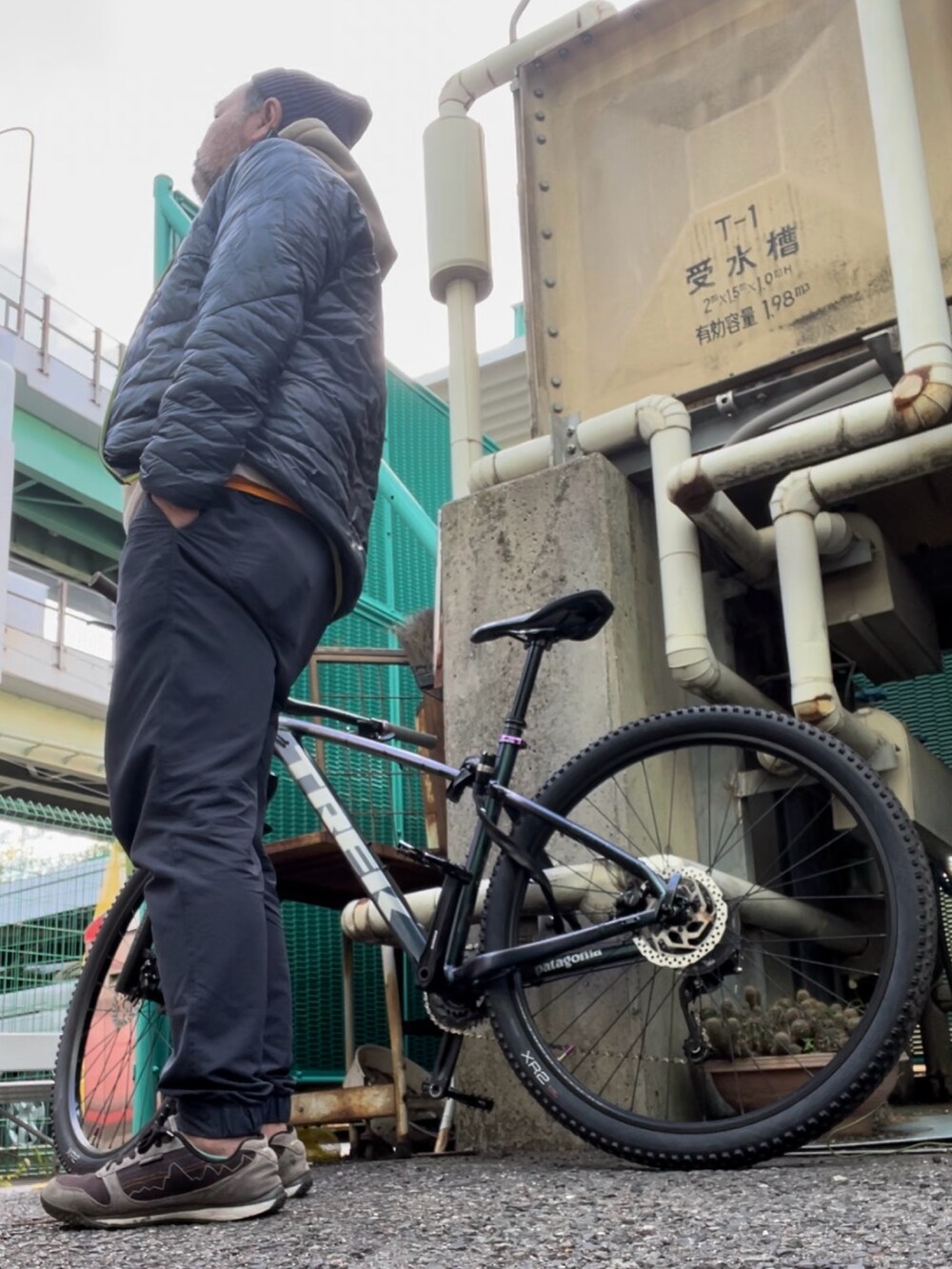 ベージュ系のパーカー、ブルー系のその他アウター、ブルー系のその他パンツを着用したメンズの秋コーディネートの2枚目の写真