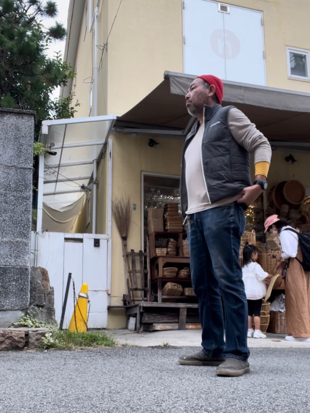 グレー系のその他アウター、ベージュ系のスウェット、ブルー系のデニムパンツを着用したメンズの秋コーディネートの2枚目の写真