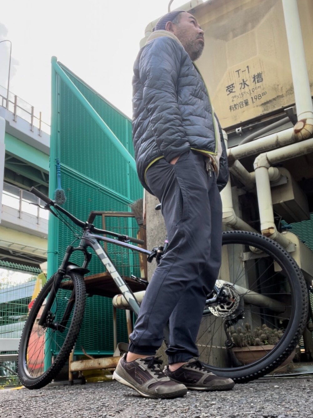 ベージュ系のパーカー、ブルー系のその他アウター、ブルー系のその他パンツを着用したメンズの秋コーディネートの4枚目の写真