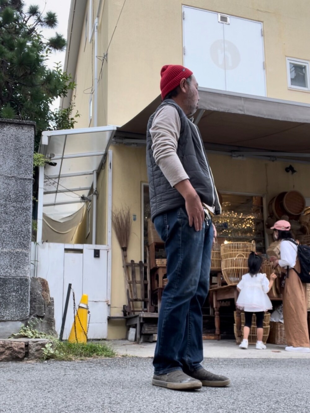 グレー系のその他アウター、ベージュ系のスウェット、ブルー系のデニムパンツを着用したメンズの秋コーディネートの3枚目の写真