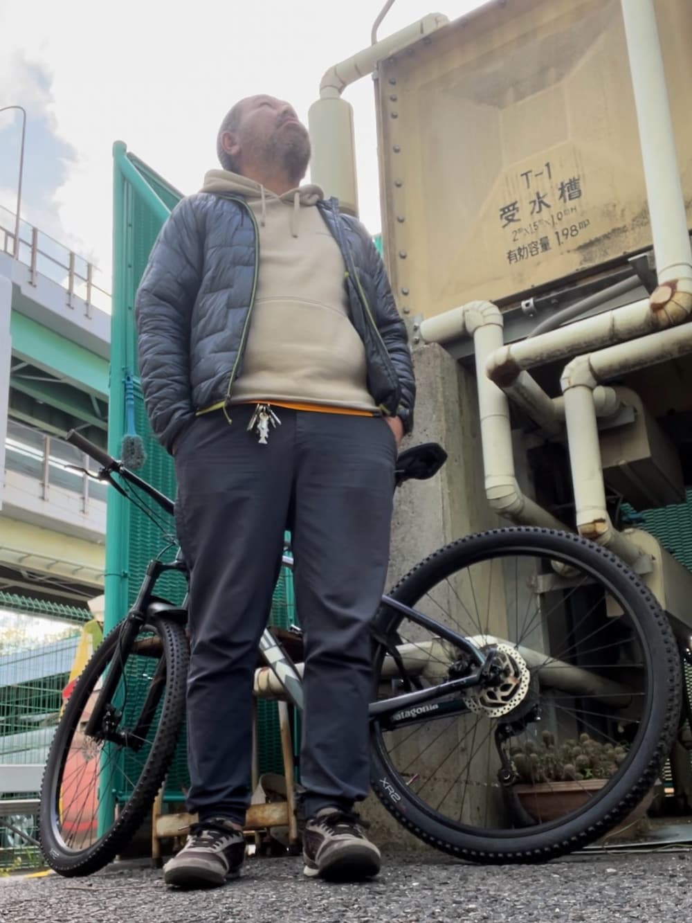 ベージュ系のパーカー、ブルー系のその他アウター、ブルー系のその他パンツを着用したメンズの秋コーディネートの5枚目の写真