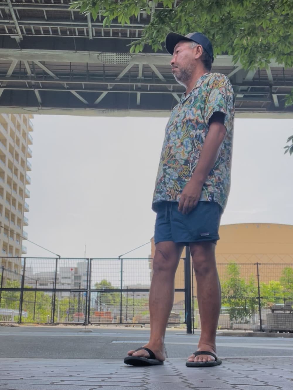 その他のシャツ/ブラウス、ブラック系のサンダル、ブルー系の水着を着用したメンズの夏コーディネートの3枚目の写真