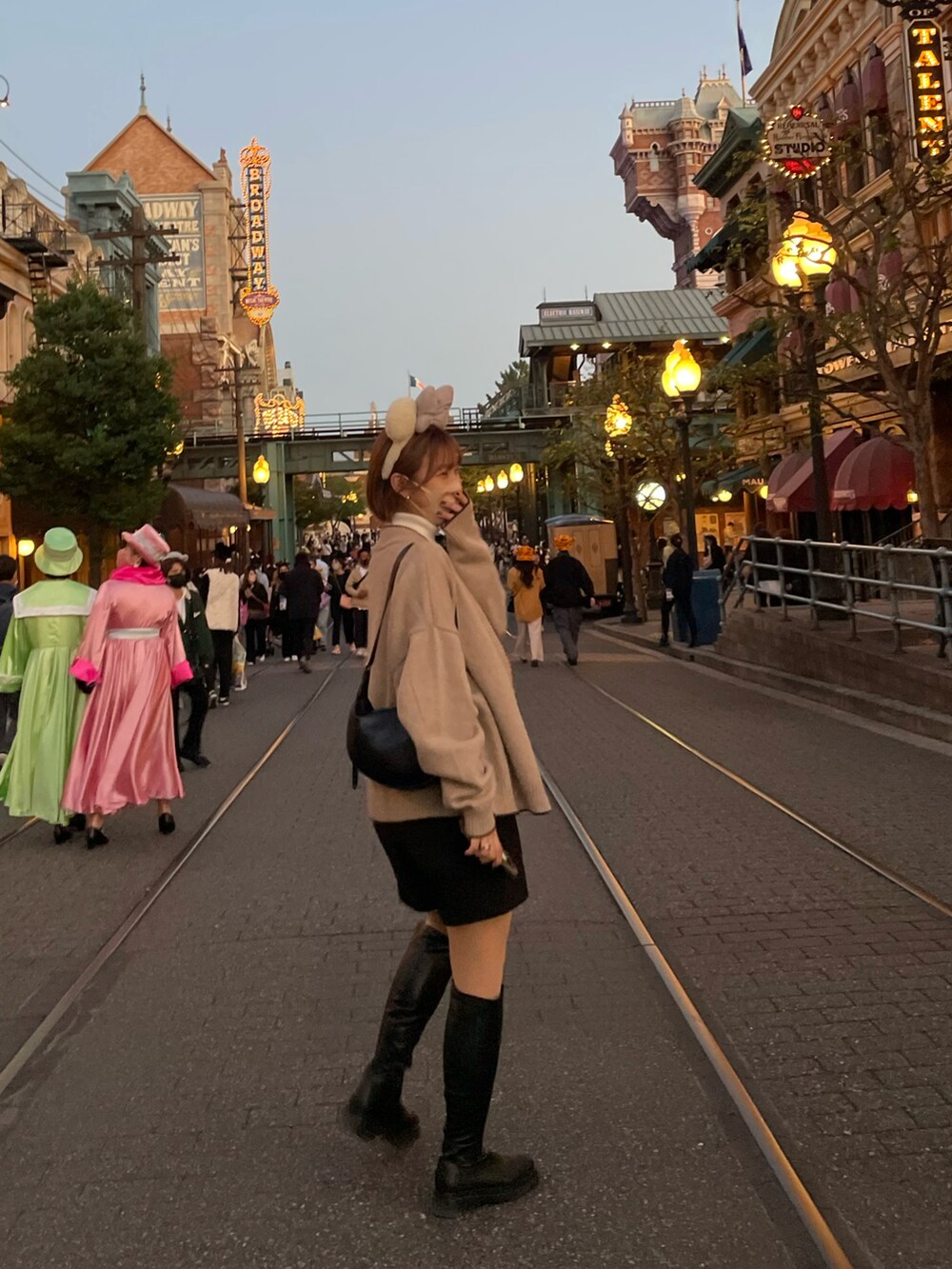 ベージュ系のカーディガン/ボレロ、ブラック系のその他パンツ、ブラック系のブーツを着用したレディースの秋コーディネートの3枚目の写真