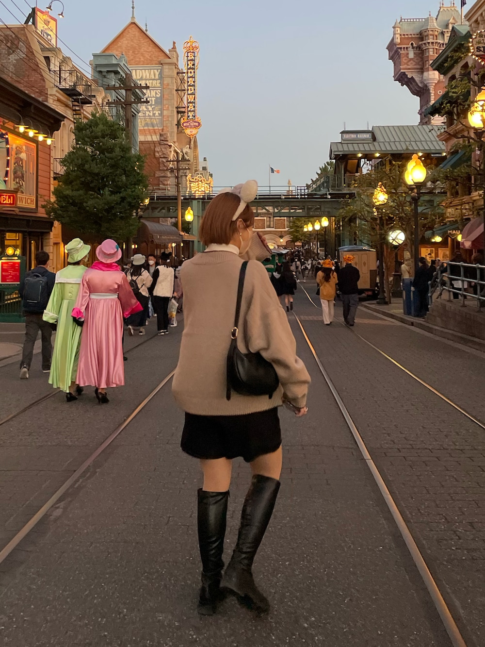 ベージュ系のカーディガン/ボレロ、ブラック系のその他パンツ、ブラック系のブーツを着用したレディースの秋コーディネートの2枚目の写真