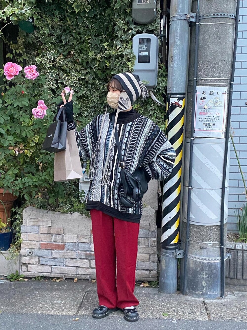 ブラック系のニット/セーター、レッド系のスラックス、ブラック系のローファーを着用したレディースの秋コーディネートの2枚目の写真