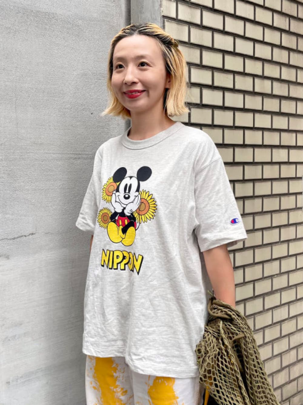 「アウトドアスタイル、夏ルックで気分アップ、サンダル、サンダルコーデ、夏コーデ、夏、フェススタイル、フェスコーデ、シアートップス、オリーブ、イエロー、イエローコーデ、Tシャツ、Tシャツコーデ、ミッキー」｜「BEAMS BOYのChaco × BEAMS BOY / 別注 Z CLOUD 24SS（サンダル、グリーン系）」を使った、BEAMS BOYさん（レディース・151cm）の夏コーディネートの3枚目の写真