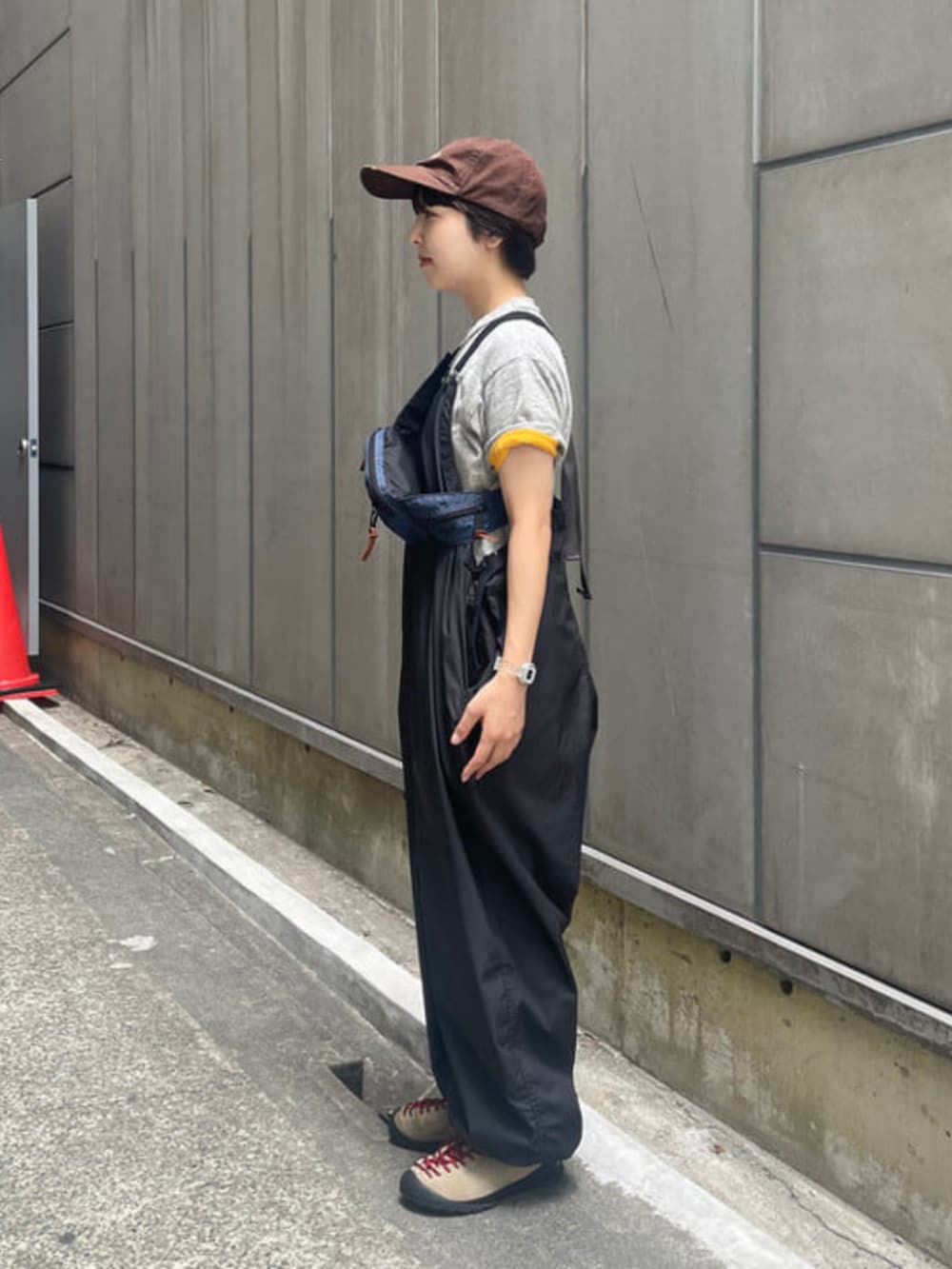 グレー系のTシャツ/カットソー、ブラック系のサロペット/オーバーオール、ブルー系のボディバッグ/ウエストポーチを着用したレディースの夏コーディネートの3枚目の写真