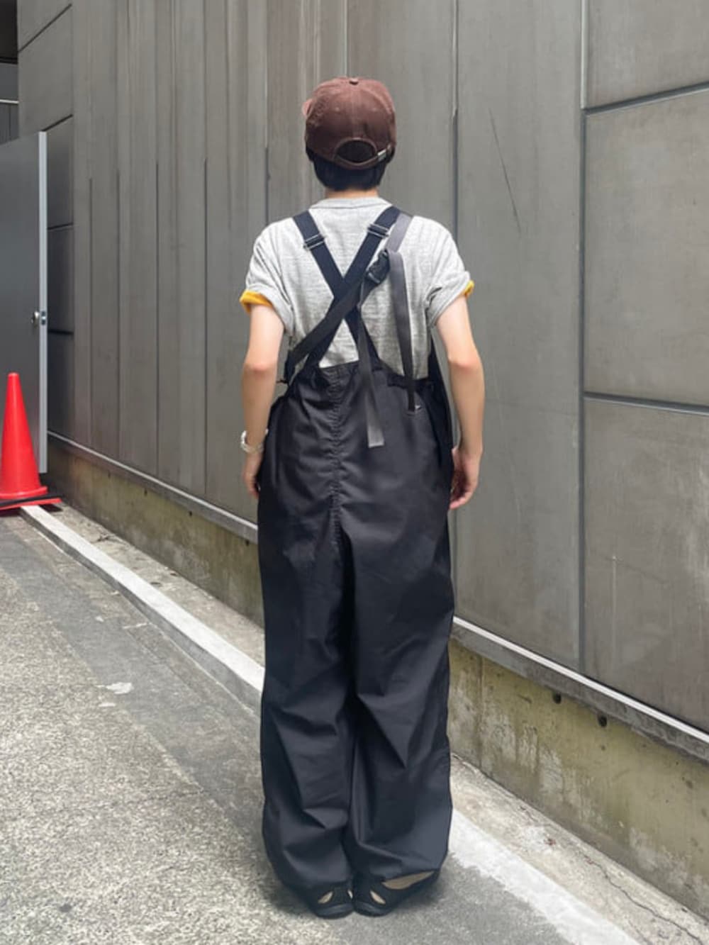 グレー系のTシャツ/カットソー、ブラック系のサロペット/オーバーオール、ブルー系のボディバッグ/ウエストポーチを着用したレディースの夏コーディネートの2枚目の写真