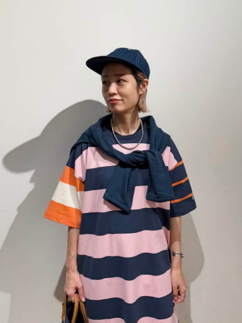 BEAMS BOYさんの「【別注】L.L.Bean / Deep Bottom Leather Handle Zip Tote Mini（L.L.Bean）」を使ったコーディネートの3枚目の写真
