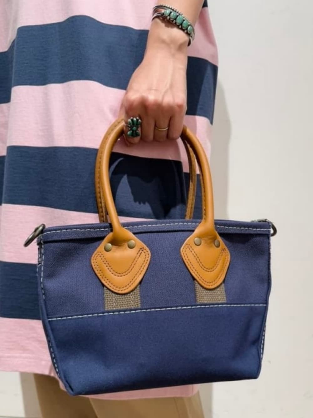 BEAMS BOYさんの「【別注】L.L.Bean / Deep Bottom Leather Handle Zip Tote Mini（L.L.Bean）」を使ったコーディネートの6枚目の写真