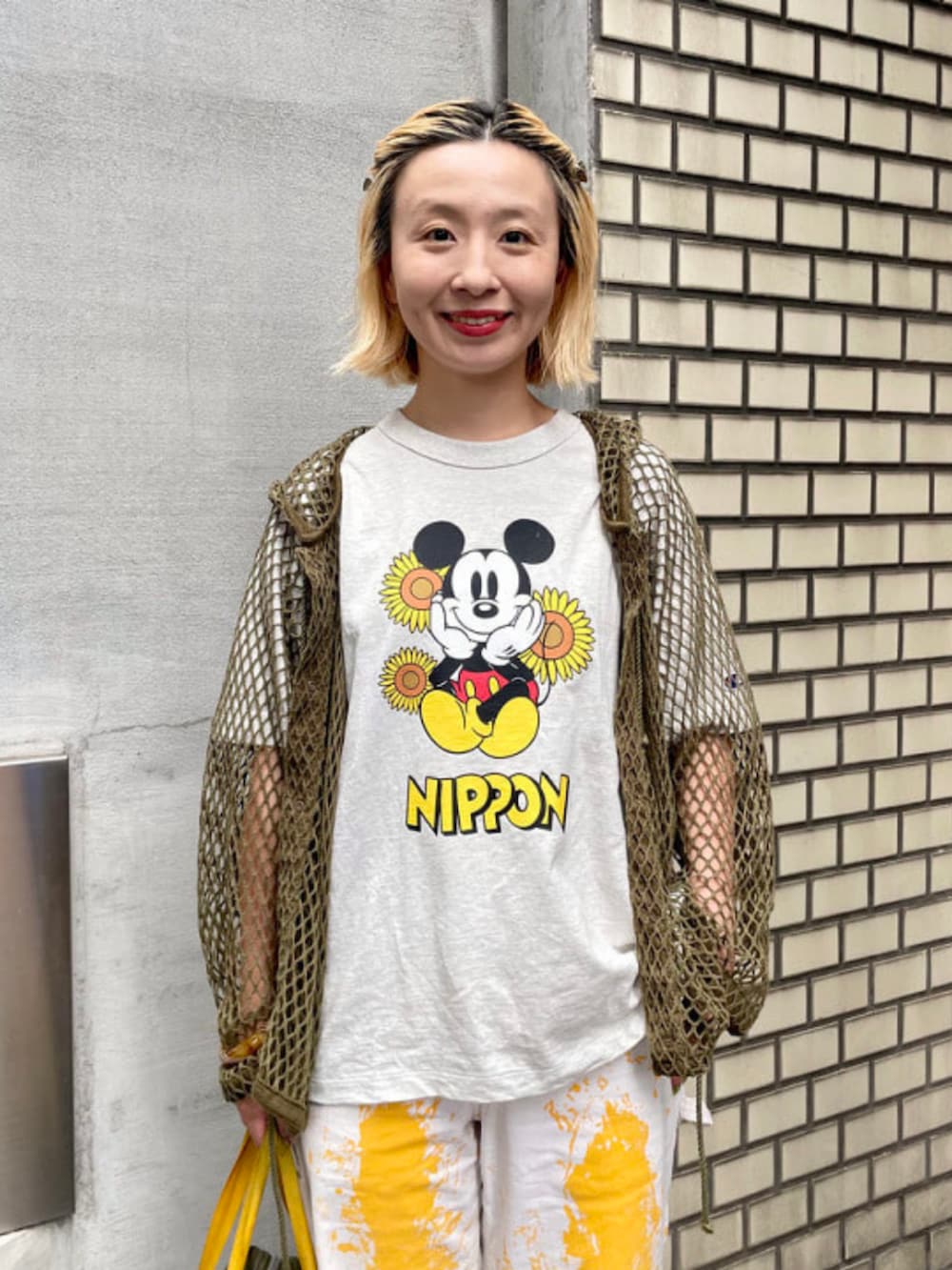 「アウトドアスタイル、夏ルックで気分アップ、サンダル、サンダルコーデ、夏コーデ、夏、フェススタイル、フェスコーデ、シアートップス、オリーブ、イエロー、イエローコーデ、Tシャツ、Tシャツコーデ、ミッキー」｜「BEAMS BOYのChaco × BEAMS BOY / 別注 Z CLOUD 24SS（サンダル、グリーン系）」を使った、BEAMS BOYさん（レディース・151cm）の夏コーディネートの2枚目の写真