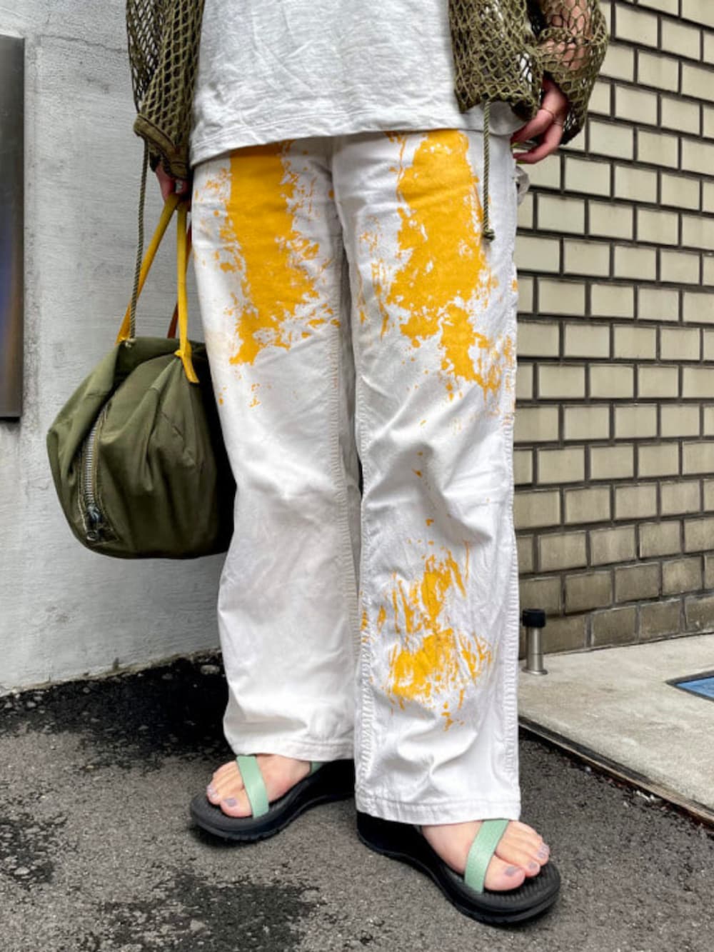 「アウトドアスタイル、夏ルックで気分アップ、サンダル、サンダルコーデ、夏コーデ、夏、フェススタイル、フェスコーデ、シアートップス、オリーブ、イエロー、イエローコーデ、Tシャツ、Tシャツコーデ、ミッキー」｜「BEAMS BOYのChaco × BEAMS BOY / 別注 Z CLOUD 24SS（サンダル、グリーン系）」を使った、BEAMS BOYさん（レディース・151cm）の夏コーディネートの6枚目の写真