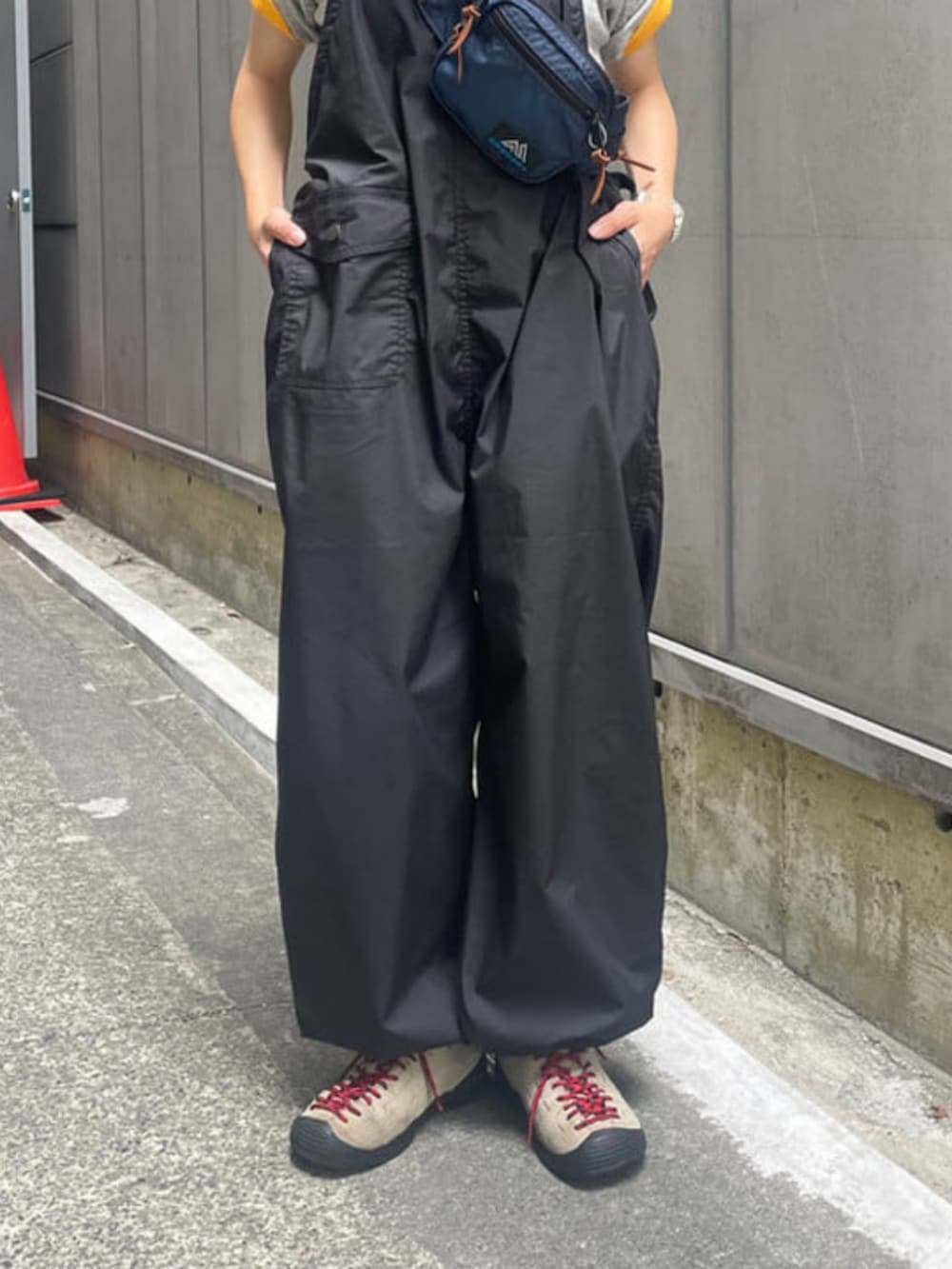 グレー系のTシャツ/カットソー、ブラック系のサロペット/オーバーオール、ブルー系のボディバッグ/ウエストポーチを着用したレディースの夏コーディネートの5枚目の写真