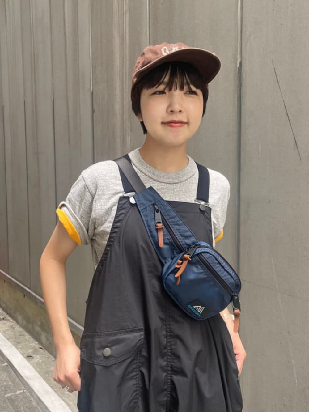 グレー系のTシャツ/カットソー、ブラック系のサロペット/オーバーオール、ブルー系のボディバッグ/ウエストポーチを着用したレディースの夏コーディネートの4枚目の写真