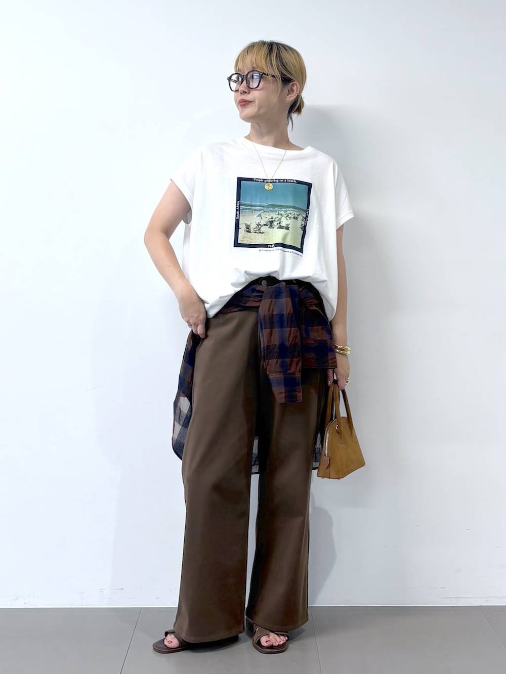 ホワイト系のTシャツ/カットソー、ブラウン系のシャツ/ブラウス、ブラウン系のデニムパンツを着用したレディースの夏コーディネートの6枚目の写真