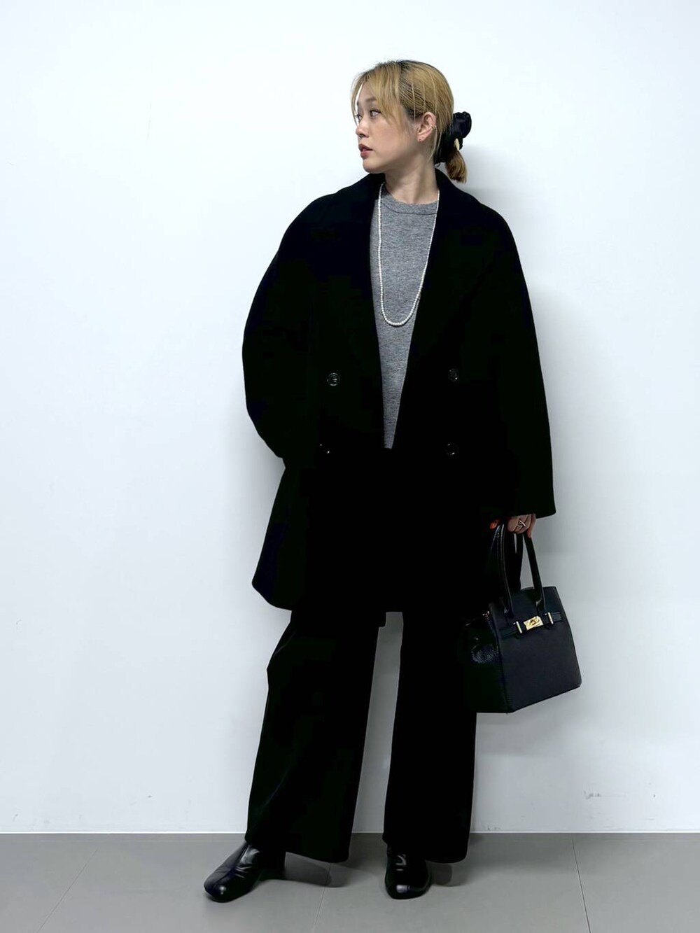 「フェミニン、ベーシック/シンプル、おでかけ、ショートブーツ、ヘアアクセサリー、ニット、ワイドパンツ、バッグ、レイヤードスタイル、冬コーデ、オーバーサイズ、ワンマイル、体型カバー、カジュアル、BARNYARDSTORM」｜「BARNYARDSTORMのBARNYARDSTORM / ワイドPコート（その他アウター、ブラック系）」を使った、ニッシさん（レディース・164cm）の秋コーディネートの2枚目の写真