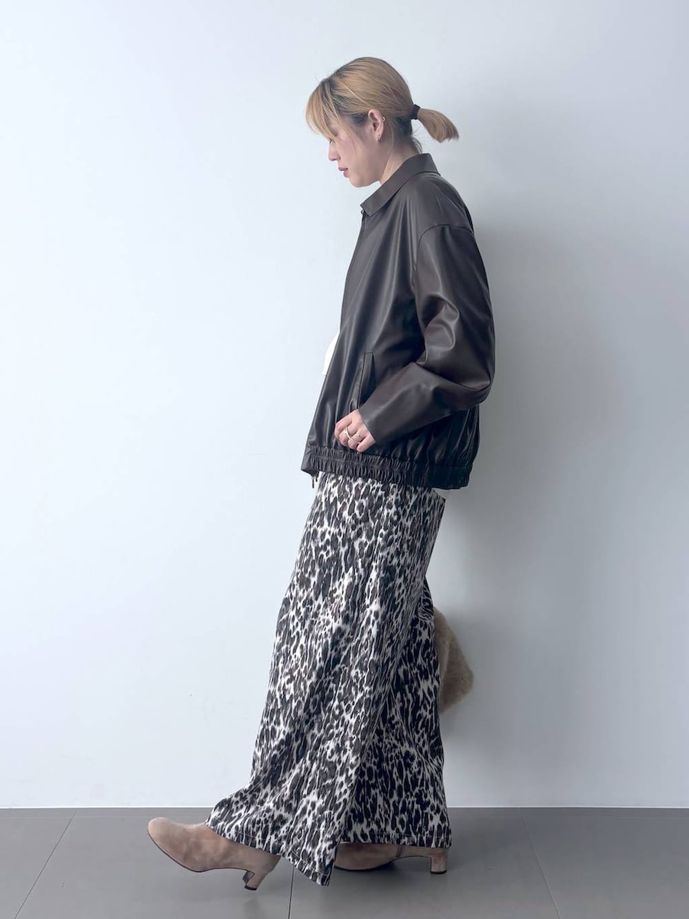 ベージュ系のその他パンツ、ブラウン系のブルゾン、ホワイト系のTシャツ/カットソーを着用したレディースの秋コーディネートの3枚目の写真