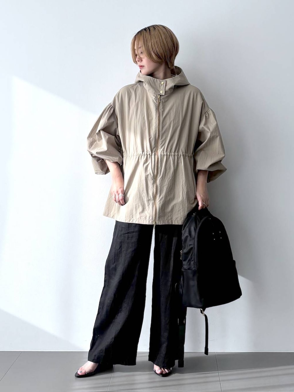 ブラック系のバックパック/リュック、その他のネックレスを着用したレディースの冬コーディネートの3枚目の写真