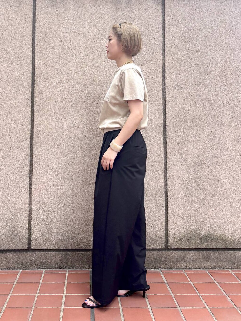 ブラック系のサンダル、ブラック系のその他パンツ、ブラック系のハンドバッグを着用したレディースの夏コーディネートの6枚目の写真