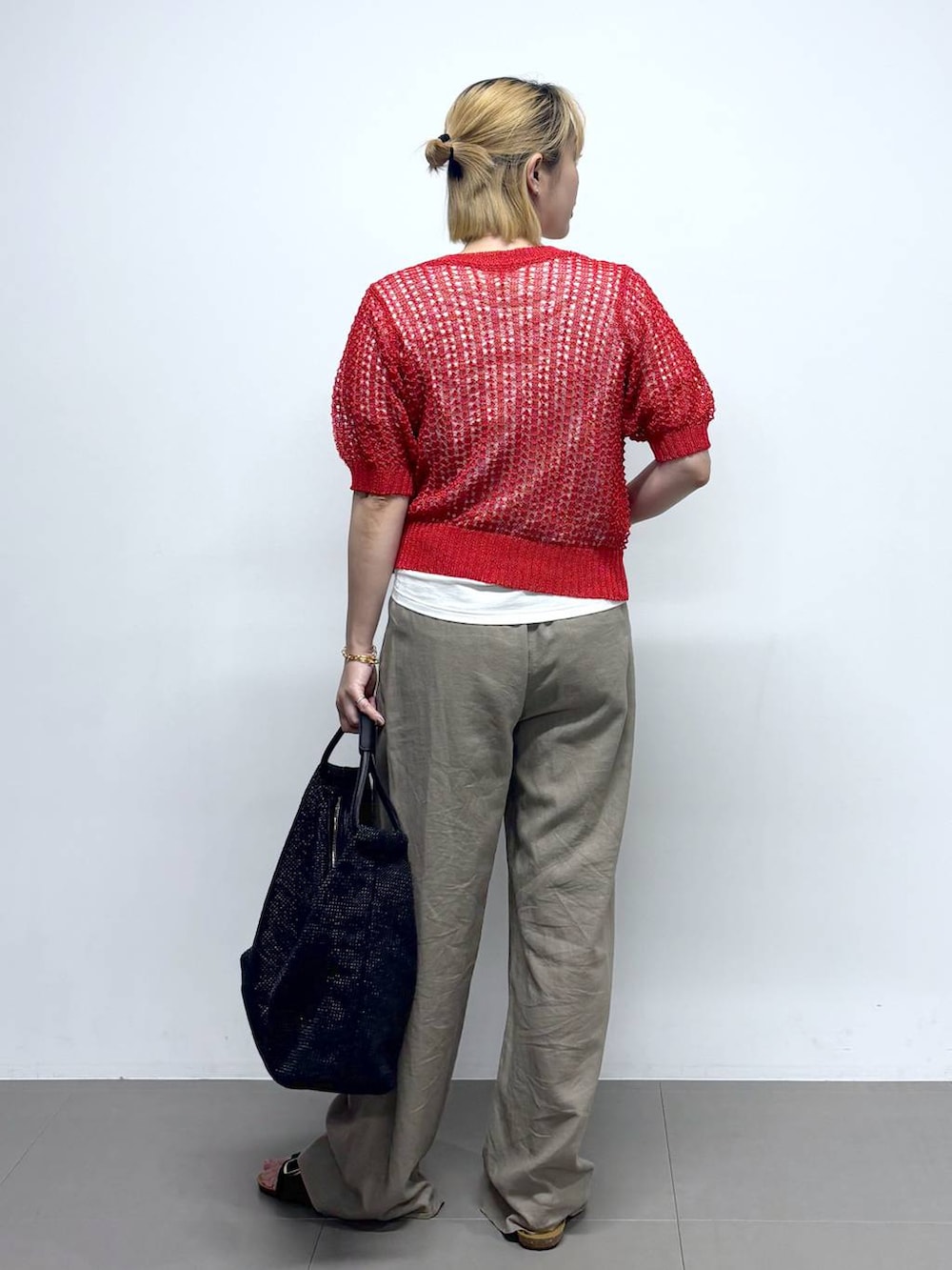 ブラウン系のその他パンツ、ホワイト系のTシャツ/カットソー、ブラック系のサンダルを着用したレディースの夏コーディネートの4枚目の写真