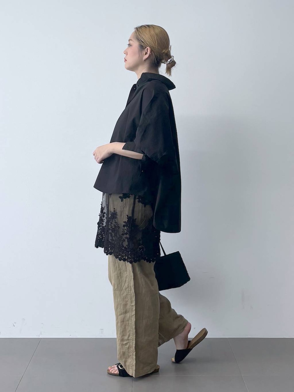 ブラウン系のシャツ/ブラウス、ベージュ系のその他パンツ、ブラック系のキャミソールを着用したレディースの春コーディネートの2枚目の写真