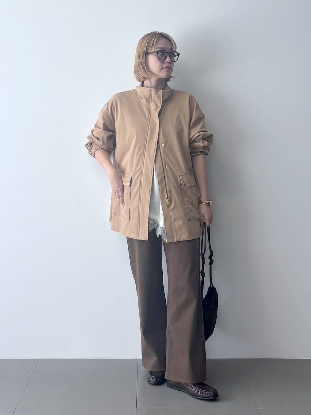 ホワイト系のシャツ/ブラウス、ブラウン系のローファー、ベージュ系のブルゾンを着用したレディースの夏コーディネートの6枚目の写真