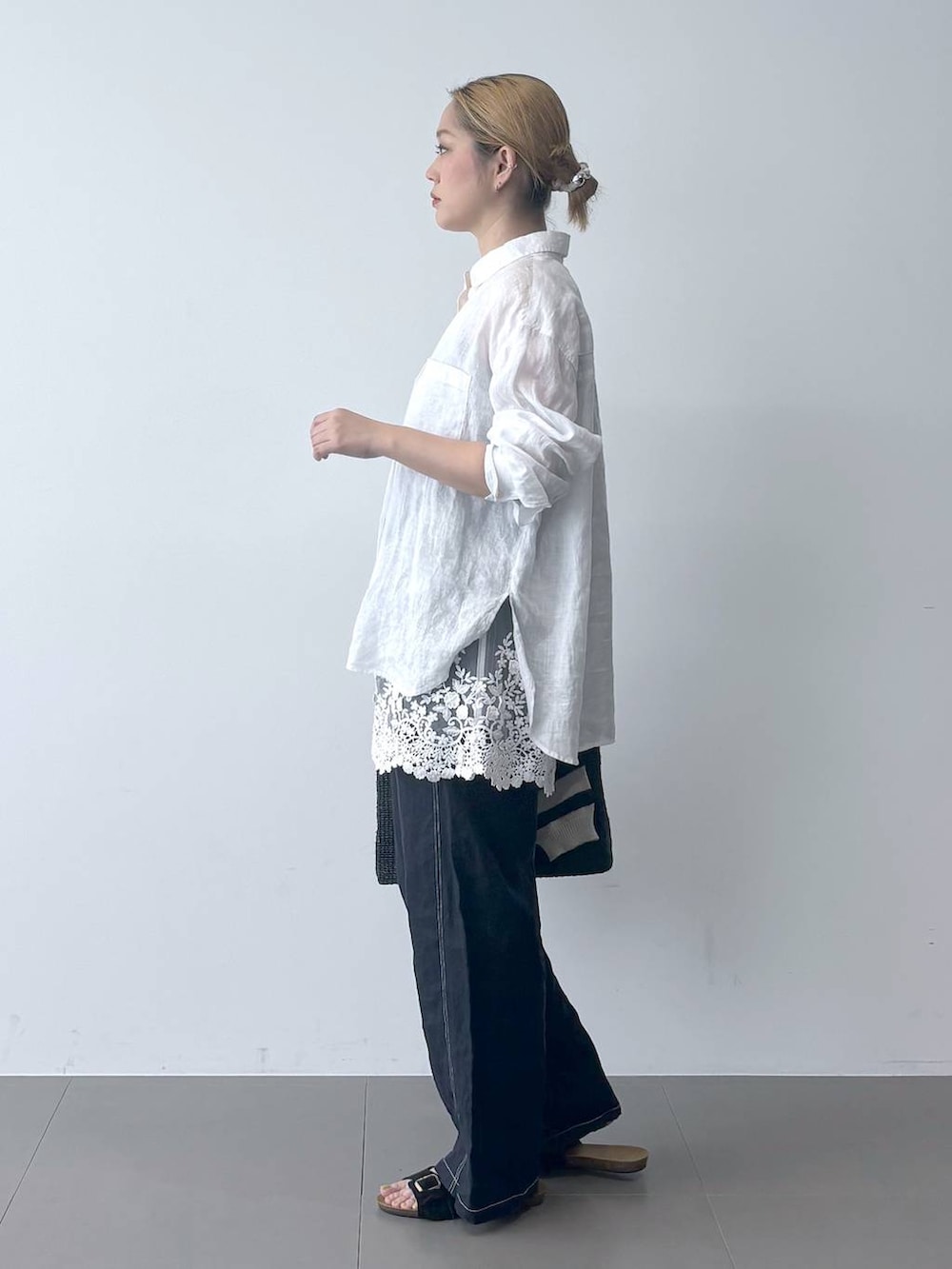 ホワイト系のニット/セーター、ホワイト系のシャツ/ブラウス、ブルー系のその他パンツを着用したレディースの春コーディネートの4枚目の写真